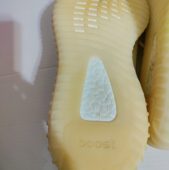 adidas Yeezy Boost 350 V2 Cream White Triple White - Picture 13 of 17